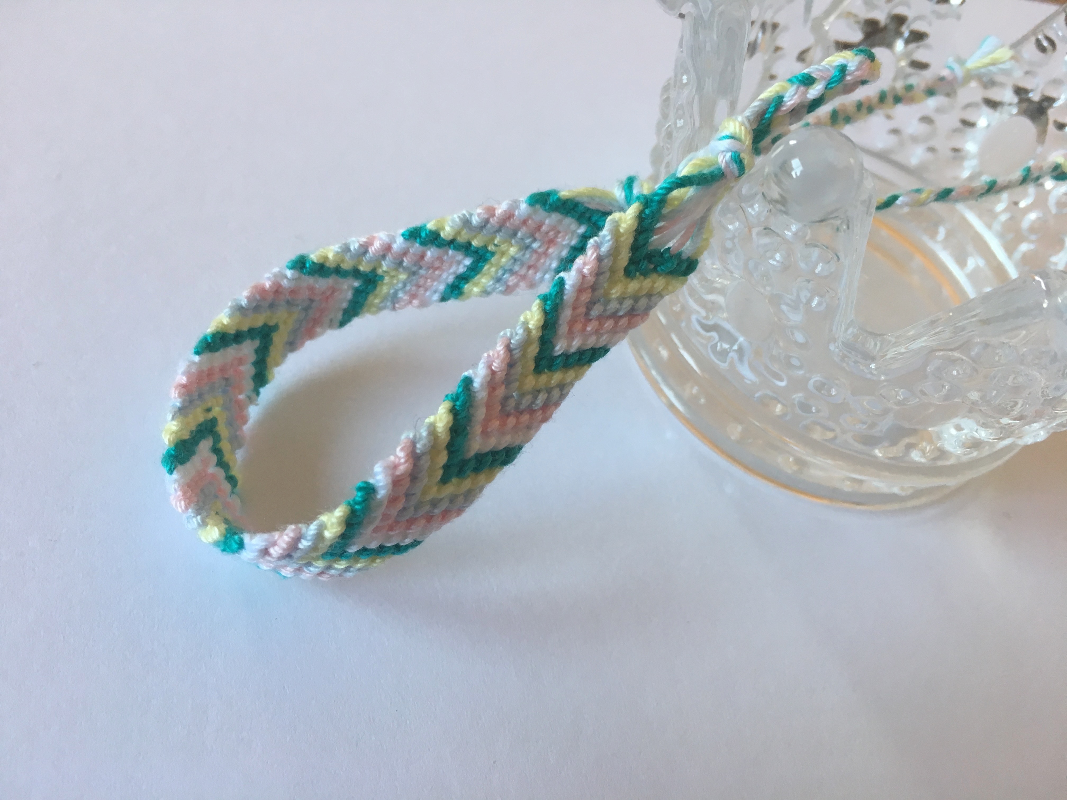 ミサンガの編み方『裏斜め巻き結び』でV字模様ミサンガの作り方
