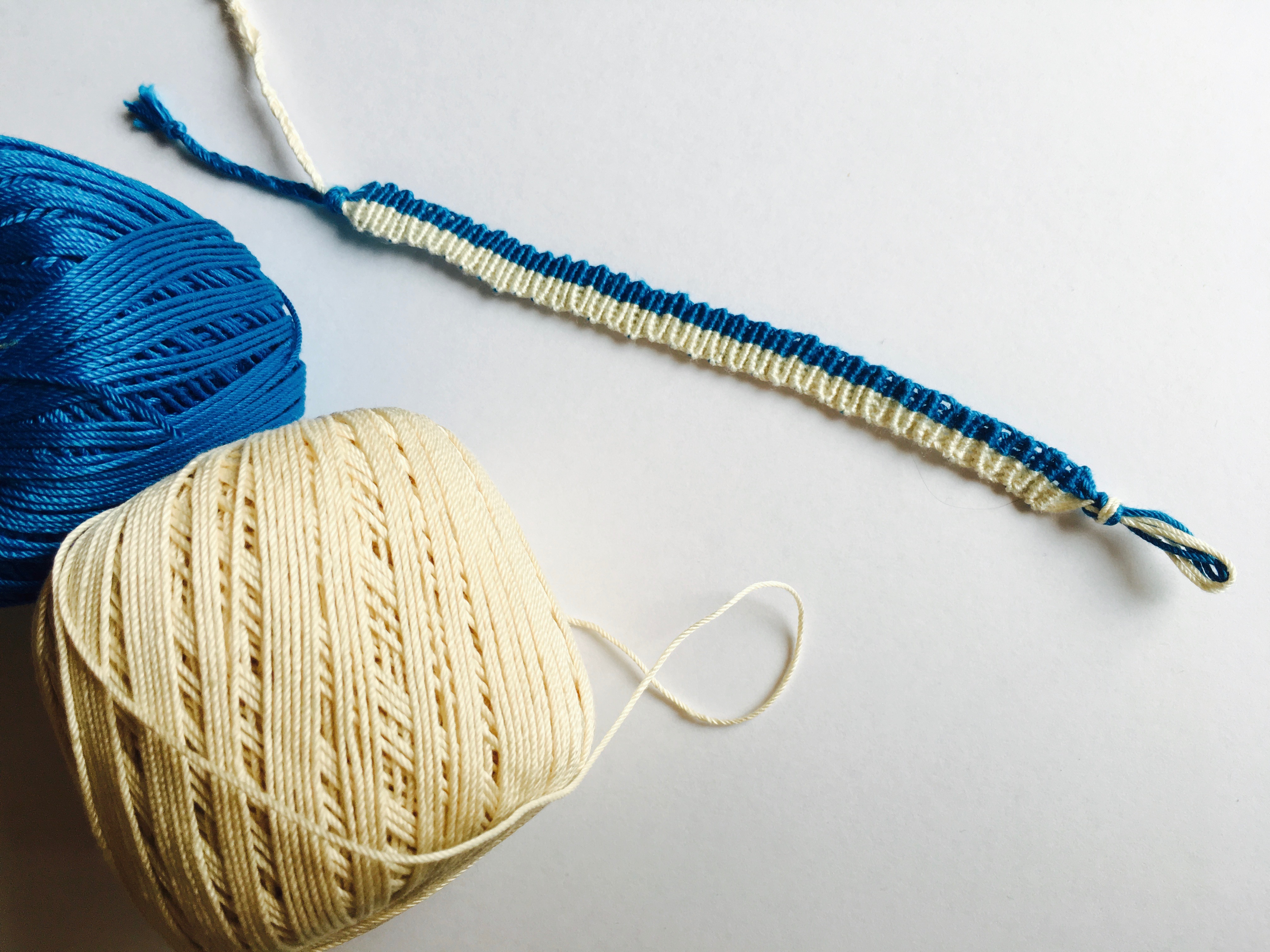 ミサンガの編み方『横巻き結び』でストライプ柄ミサンガの作り方